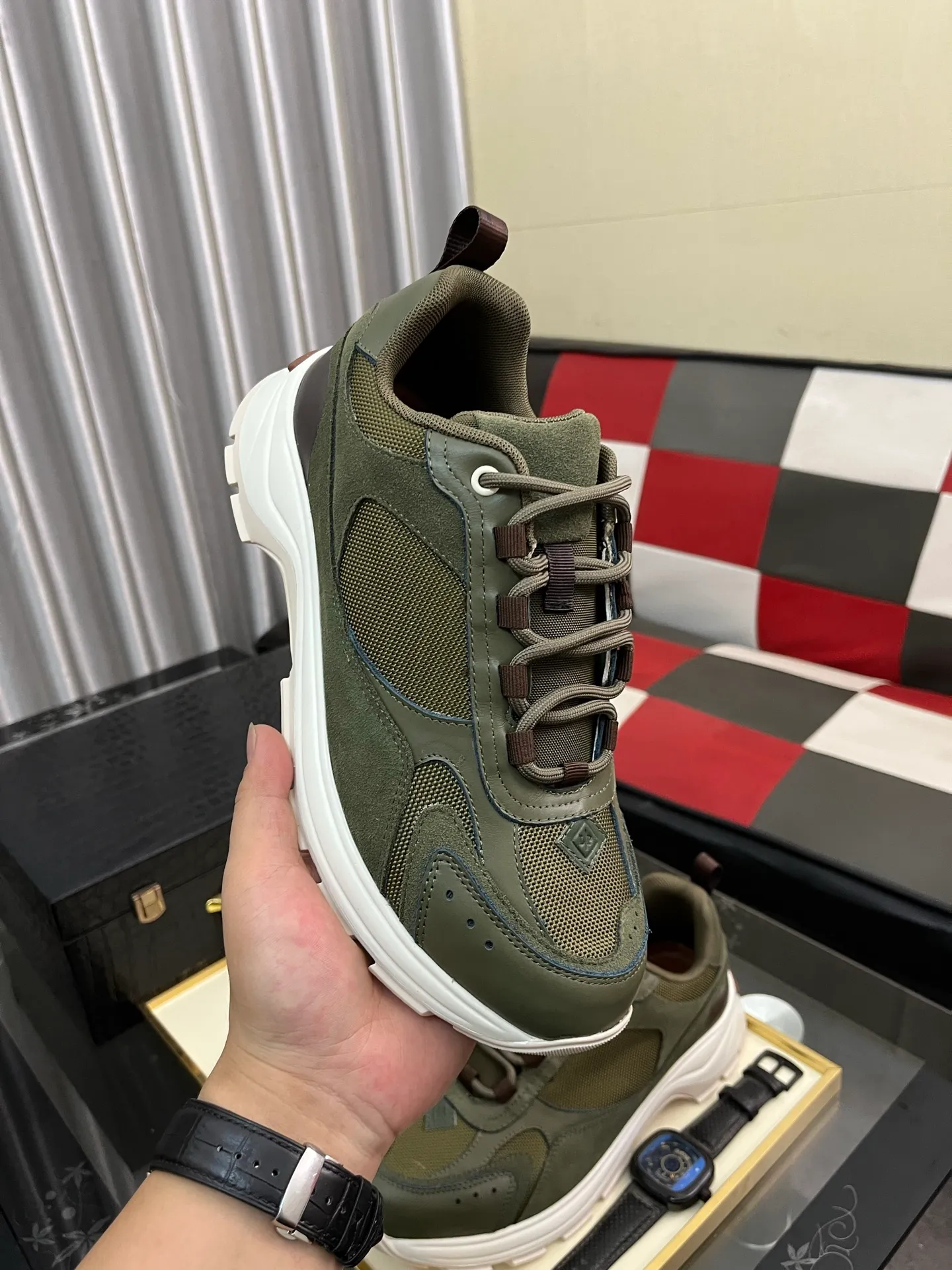 Men's shoes 💰520 ⌚️⌚️ Loro Piana's classic popular lp top version of Pili casual shoes. It turns out that these are the casual shoes that are said to be able to walk 20,000 steps without tiring your feet. This pair has both good looks and feel. You will be completely lost as soon as you step on it ~ The minimalist design is eye-catching and durable, and it is a bonus for dressing. The soft feeling on the feet has outstanding texture, and it is very nice without abrasion on the feet. The soft and waxy soles make it easy to wear for daily use for a long time. Who can resist a pair of versatile and good-looking loafers? Don't be too elegant at all, the feel and texture of the feet are good, the key is to make the legs look longer and not tire the feet, the main thing is that it is just right!        Material: Original cowhide Lining: Original sheepskin Outsole: Original sole Size: 38-44
